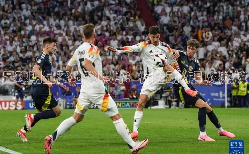 熊猫app下载百度集团足球明星滚地球照片：惊险动作引爆热议